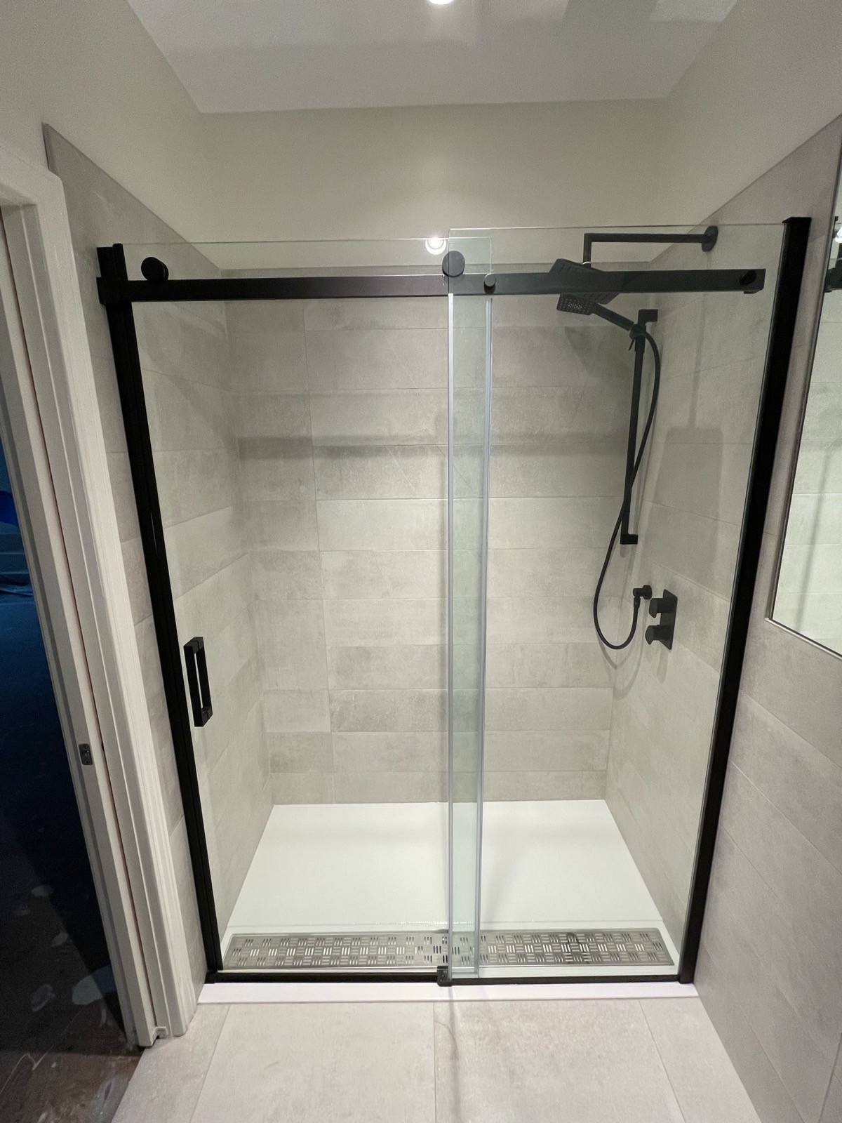 Douche avec cadre noir